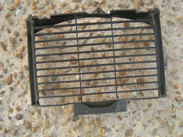 FZ6 S2 PROTÈGE RADIATEUR, petite fissure Voir photo, Radiator grill, small crack