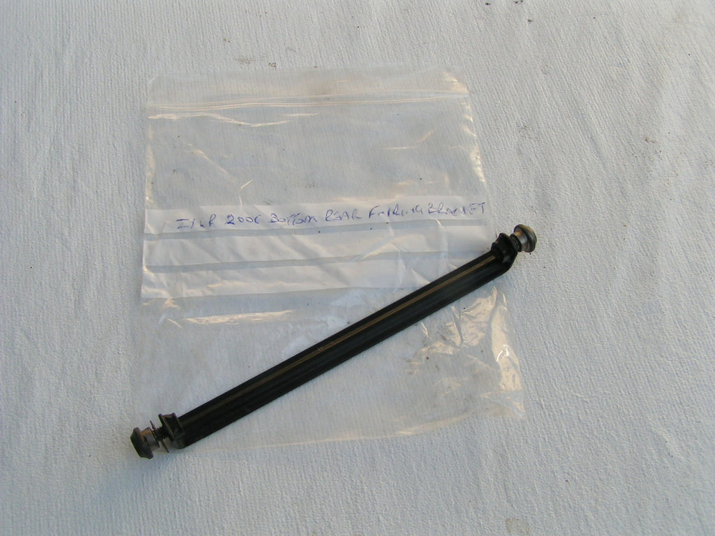 Kawasaki ZX6R ZX636 05 06 C1H C6F ,attache de carrenage base arriere et ses vis,