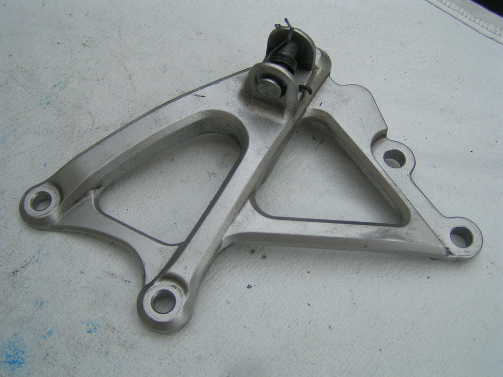 Yamaha YZF R1 09>14 RN22 Platine pour repose pied droit, , FOOT REST HANGER righ