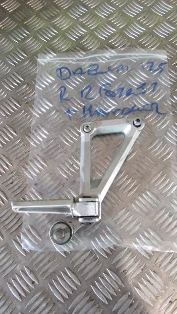 Daelim Roadwin 125 VJ BA4 2004/7 Platine et repose pied droite AR,arriere, passa