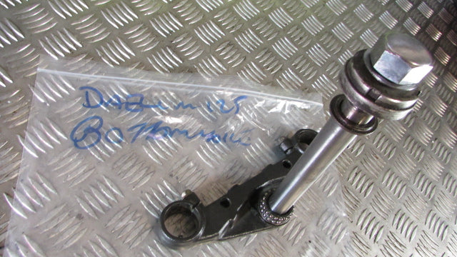 Daelim Roadwin 125 VJ BA4 2004/7 T de Fourche inferior,BOTTOM YOKE CLAMP