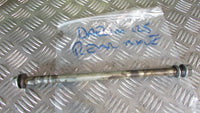 Daelim Roadwin 125 VJ BA4 2004/7 Axe de rue arrier,,rear wheel axle, spindle,