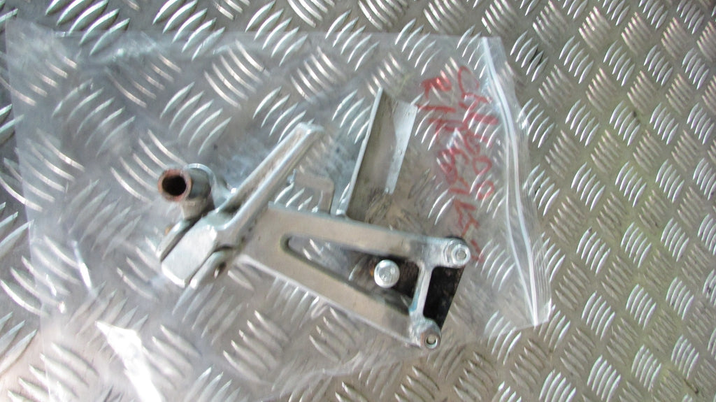 Honda CBR 600 PC31 F3 95/98 repose pied et Platine AR droit,arriere, pasager,,fo